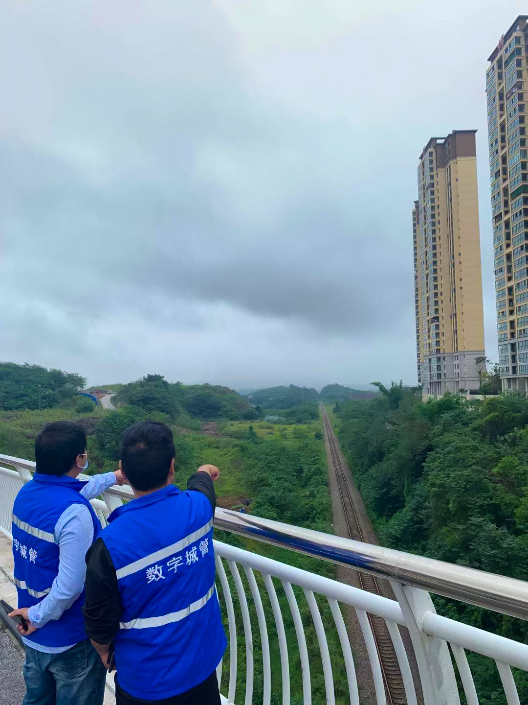 震后鐵路沿線安全巡查，保障鐵路穩(wěn)定運行